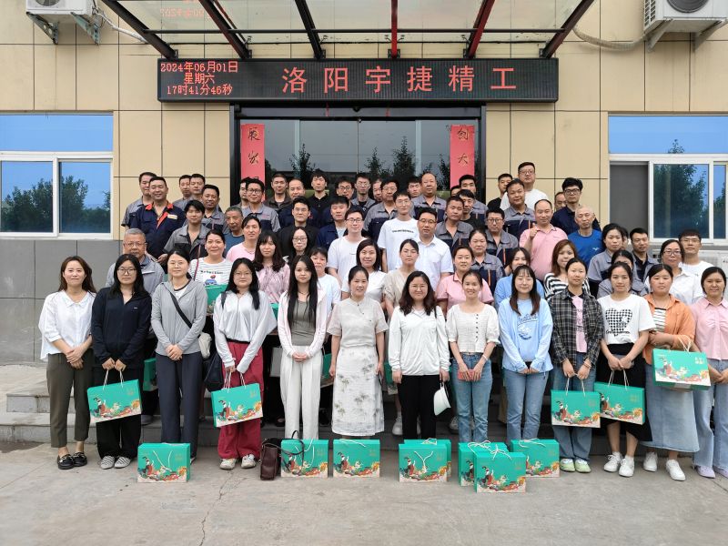 淡淡棕葉香，濃濃世間情，根根絲線連，切切情意牽！